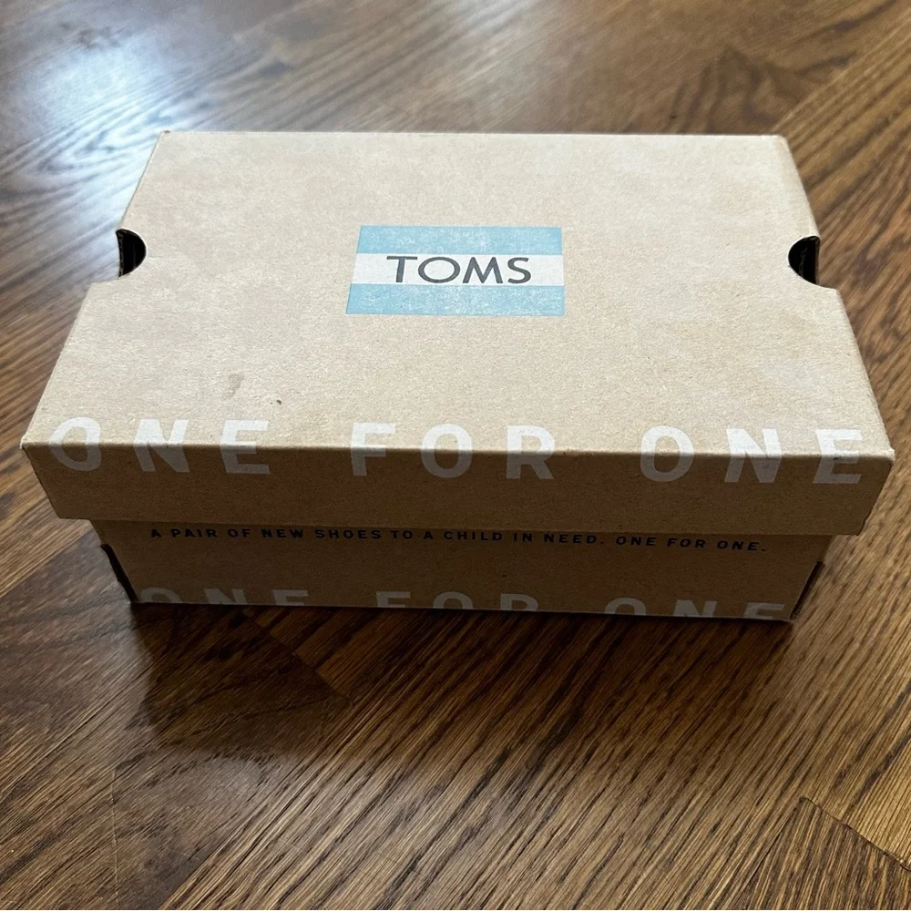 TOMS Tiny Brogue oxfords in Blue Chambray, toddler size 5 (NWT)